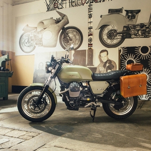 Moto guzzi v7 garage heritage