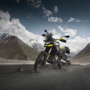 B 01 aprilia tuareg 660 acid gold