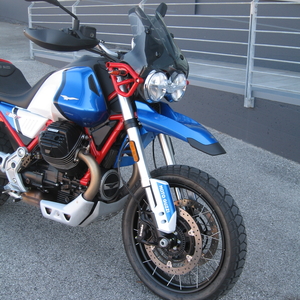 Moto guzzi v85 tt evocative bianco blu 2023 (2)