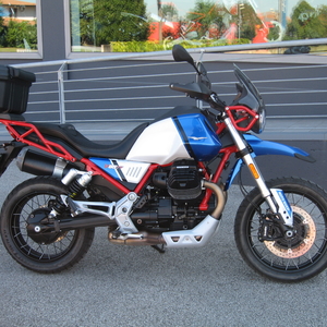 Moto guzzi v85 tt evocative bianco blu 2023 (1)