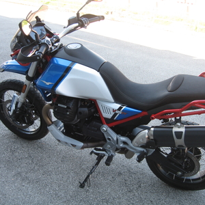Moto guzzi v85 tt evocative bianco blu 2023 (5)