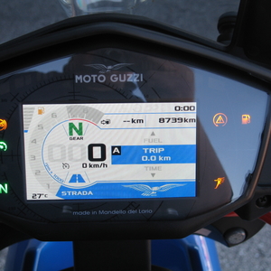 Moto guzzi v85 tt evocative bianco blu 2023 (6)