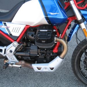 Moto guzzi v85 tt evocative bianco blu 2023 (3)
