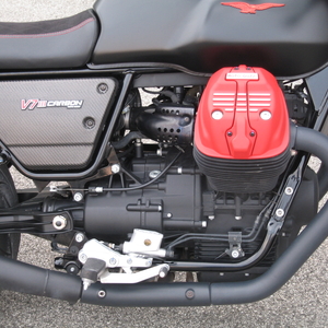 Moto guzzi v7 carbon nero opaco 2018  (3)