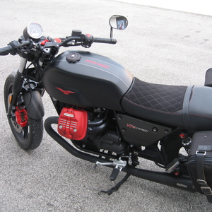 Moto guzzi v7 carbon nero opaco 2018  (5)