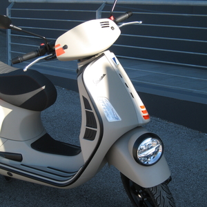 Vespa gtv 300 beige opaco 2024 (2)