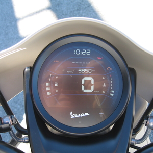 Vespa gtv 300 beige opaco 2024 (4)