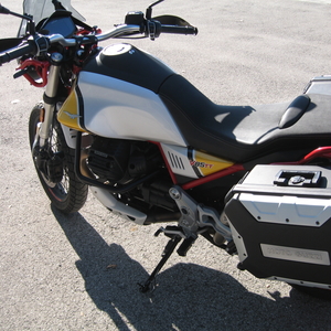 Moto guzzi v85 tt bianco giallo 2020 (5)