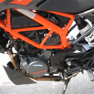 Ktm 125 duke nero arancio 2023(6)