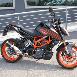 Ktm 125 duke nero arancio 2023(1)