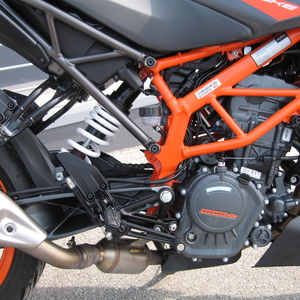 Ktm 125 duke nero arancio 2023(4)