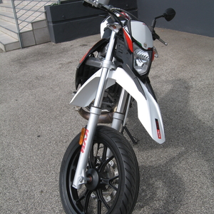 Aprilia sx 50 racing white 2015 (2)