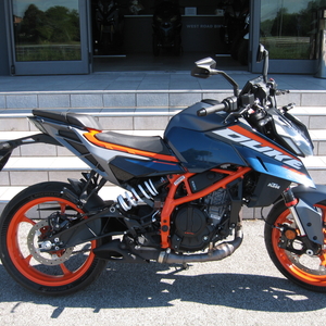 Ktm duke 390 blu arancio 2025  (1)