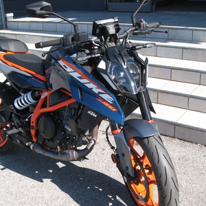 Ktm duke 390 blu arancio 2025  (2)